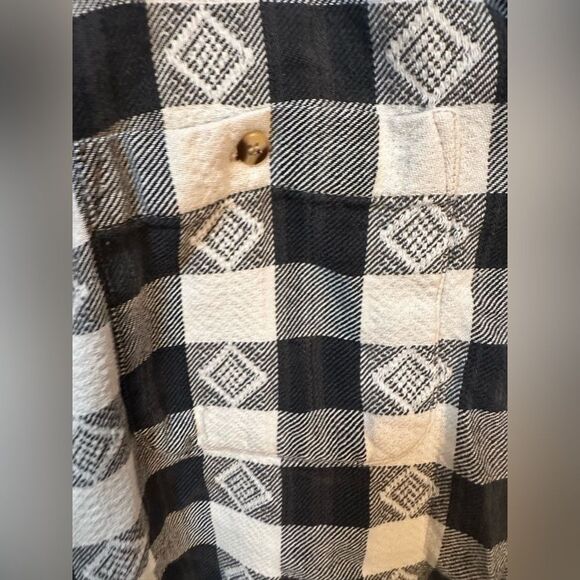 Black and White Plaid Button-Up Shirt - Picture 3 of 7